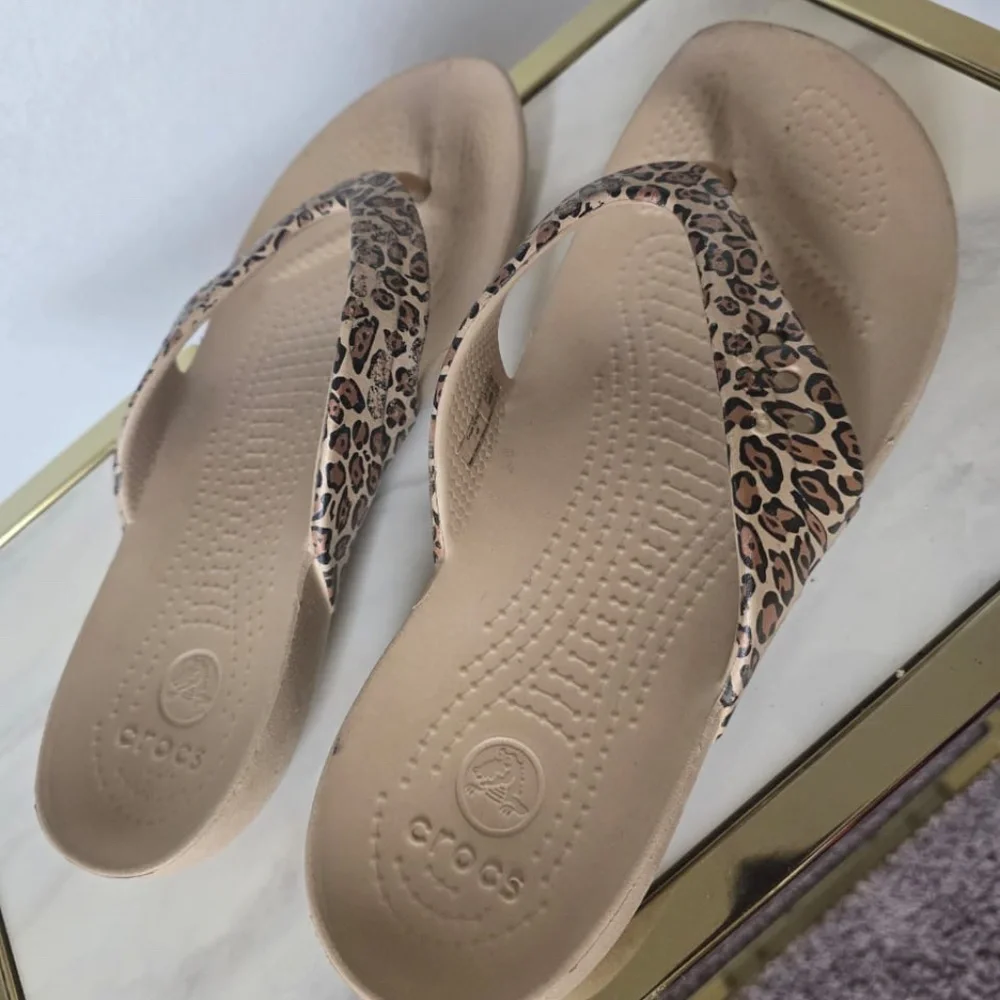 Crocs Kadee Flip Flop Womens 9 Leopard Cheetah Print Iconic Comfort Sandals